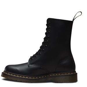 Dr. Martens 1490 10-Eyelet Boot black
